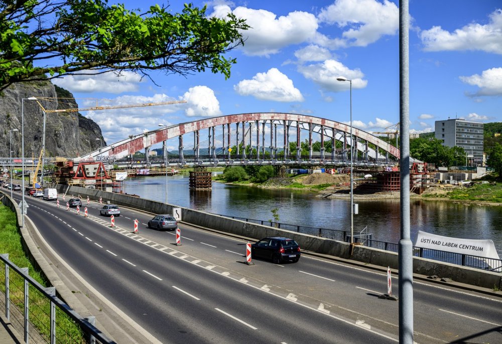 Benešův most v Ústí usazují stavbaři na pilíře, rok prací přinesl komplikace