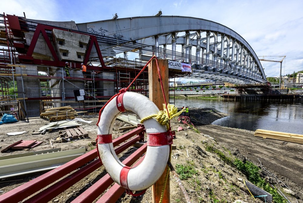 Benešův most v Ústí usazují stavbaři na pilíře, rok prací přinesl komplikace