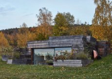 Hlavním motivem stavby je dřevěný truhlík. Neplní jen zahradní funkci, ale modeluje prostor, formuje interiér a místy se proměňuje v nábytek.