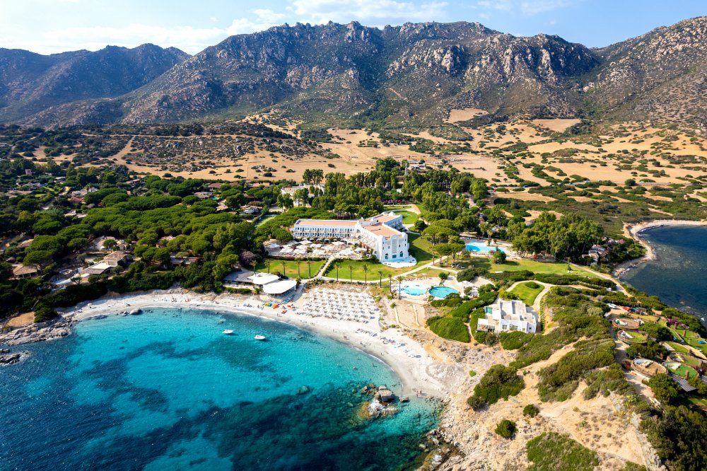 Falkensteiner Resort Capo Boi je rodinný resort se silným důrazem na soukromí. Leží na jihu Sardinie v chráněné mořské rezervaci Capo Carbonara a je zasazený do klidné zátoky obklopené středomořskou vegetací a nenápadnými kopci s přímým přístupem ke křišťálově čistému moři.