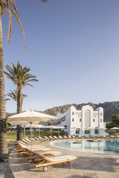 Falkensteiner Resort Capo Boi je rodinný resort se silným důrazem na soukromí. Leží na jihu Sardinie v chráněné mořské rezervaci Capo Carbonara a je zasazený do klidné zátoky obklopené středomořskou vegetací a nenápadnými kopci s přímým přístupem ke křišťálově čistému moři.