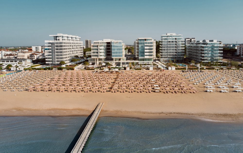 Falkensteiner Hotel & Spa Jesolo se nachází v italském letovisku Lido di Jesolo přímo u dlouhé písečné pláže na pobřeží Jaderského moře. V resortu se tak prolíná moderní architektura s uvolněnou atmosférou přímořského letoviska.