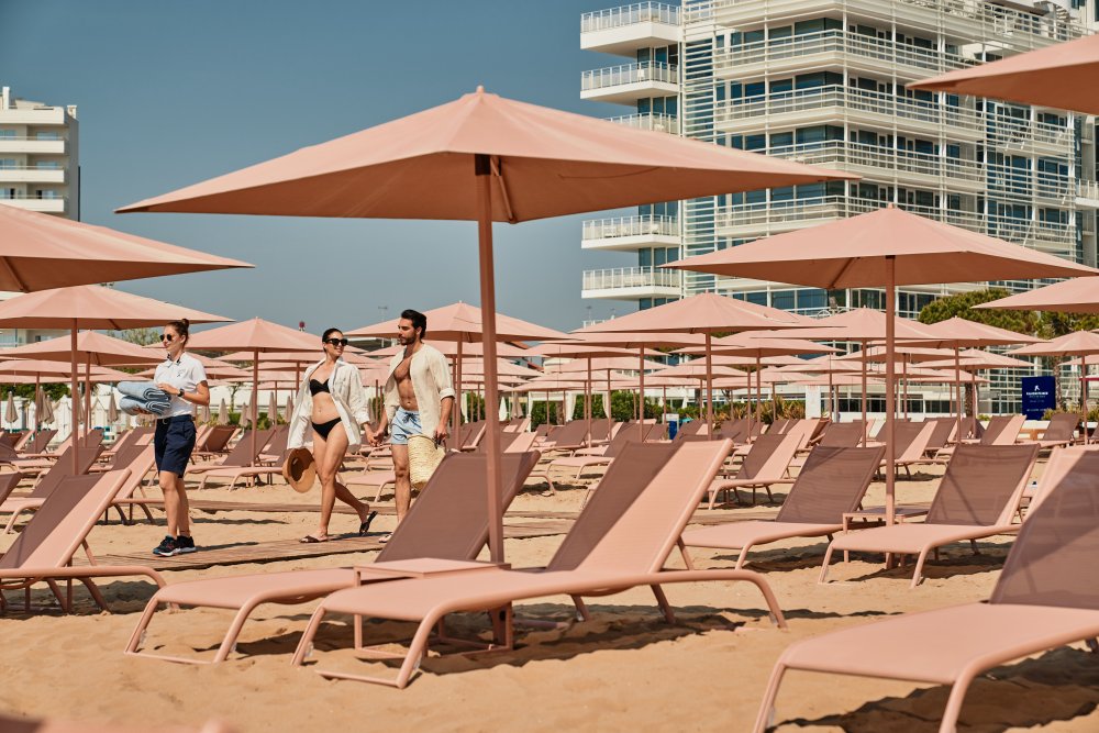 Falkensteiner Hotel & Spa Jesolo se nachází v italském letovisku Lido di Jesolo přímo u dlouhé písečné pláže na pobřeží Jaderského moře. V resortu se tak prolíná moderní architektura s uvolněnou atmosférou přímořského letoviska.
