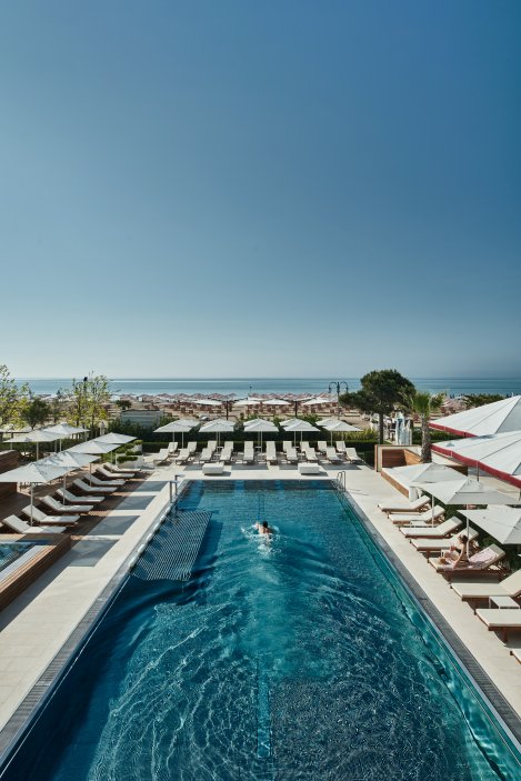 Falkensteiner Hotel & Spa Jesolo se nachází v italském letovisku Lido di Jesolo přímo u dlouhé písečné pláže na pobřeží Jaderského moře. V resortu se tak prolíná moderní architektura s uvolněnou atmosférou přímořského letoviska.
