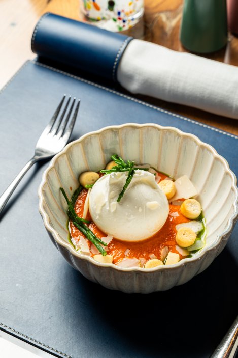 Falkensteiner Hotel & Spa Jesolo se nachází v italském letovisku Lido di Jesolo přímo u dlouhé písečné pláže na pobřeží Jaderského moře. V resortu se tak prolíná moderní architektura s uvolněnou atmosférou přímořského letoviska.
