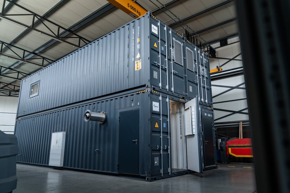 Jedním z finalistů je projekt Enress, který řeší obtížně recyklovatelné plasty a pneumatiky. Ty dnes často končí na skládkách nebo ve spalovnách, přestože se z nich dají znovu získat užitečné suroviny. Technologie Enress je za vysokých teplot a bez přístupu kyslíku rozkládá na tři části: kapalinu využitelnou v petrochemii, plyn pro výrobu energie a uhlíkový zbytek. 