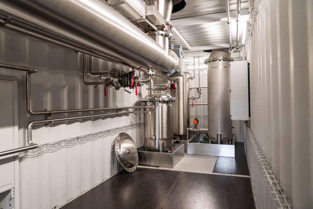 Jedním z finalistů je projekt Enress, který řeší obtížně recyklovatelné plasty a pneumatiky. Ty dnes často končí na skládkách nebo ve spalovnách, přestože se z nich dají znovu získat užitečné suroviny. Technologie Enress je za vysokých teplot a bez přístupu kyslíku rozkládá na tři části: kapalinu využitelnou v petrochemii, plyn pro výrobu energie a uhlíkový zbytek. 