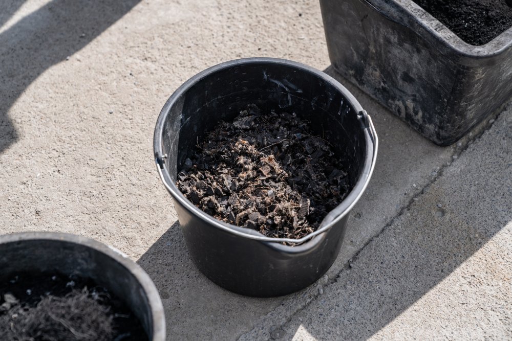 Jedním z finalistů je projekt Enress, který řeší obtížně recyklovatelné plasty a pneumatiky. Ty dnes často končí na skládkách nebo ve spalovnách, přestože se z nich dají znovu získat užitečné suroviny. Technologie Enress je za vysokých teplot a bez přístupu kyslíku rozkládá na tři části: kapalinu využitelnou v petrochemii, plyn pro výrobu energie a uhlíkový zbytek. 