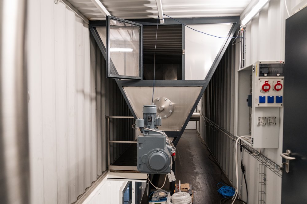 Jedním z finalistů je projekt Enress, který řeší obtížně recyklovatelné plasty a pneumatiky. Ty dnes často končí na skládkách nebo ve spalovnách, přestože se z nich dají znovu získat užitečné suroviny. Technologie Enress je za vysokých teplot a bez přístupu kyslíku rozkládá na tři části: kapalinu využitelnou v petrochemii, plyn pro výrobu energie a uhlíkový zbytek. 