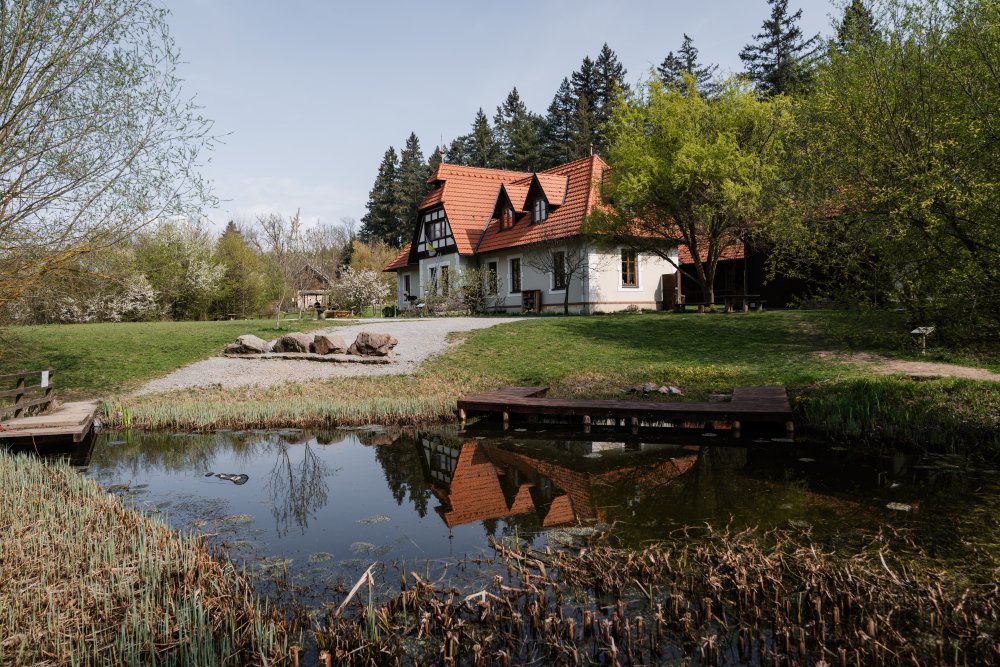 V rámci dalšího nominovaného projektu s názvem žáci základních a středních škol zkoumají školní pozemky, sledují půdu, vodu, teplotu i biodiverzitu a navrhují konkrétní úpravy. Vznikají vyvýšené záhony, komposty, květnaté louky, výsadby stromů, prvky pro zadržování srážkové vody nebo další adaptační opatření, která mají ochlazovat prostředí a zlepšovat schopnost půdy držet vodu.