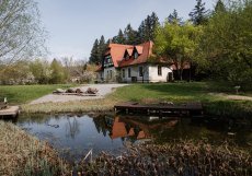 V rámci dalšího nominovaného projektu s názvem žáci základních a středních škol zkoumají školní pozemky, sledují půdu, vodu, teplotu i biodiverzitu a navrhují konkrétní úpravy. Vznikají vyvýšené záhony, komposty, květnaté louky, výsadby stromů, prvky pro zadržování srážkové vody nebo další adaptační opatření, která mají ochlazovat prostředí a zlepšovat schopnost půdy držet vodu.