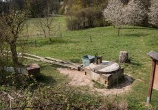 V rámci dalšího nominovaného projektu s názvem žáci základních a středních škol zkoumají školní pozemky, sledují půdu, vodu, teplotu i biodiverzitu a navrhují konkrétní úpravy. Vznikají vyvýšené záhony, komposty, květnaté louky, výsadby stromů, prvky pro zadržování srážkové vody nebo další adaptační opatření, která mají ochlazovat prostředí a zlepšovat schopnost půdy držet vodu.