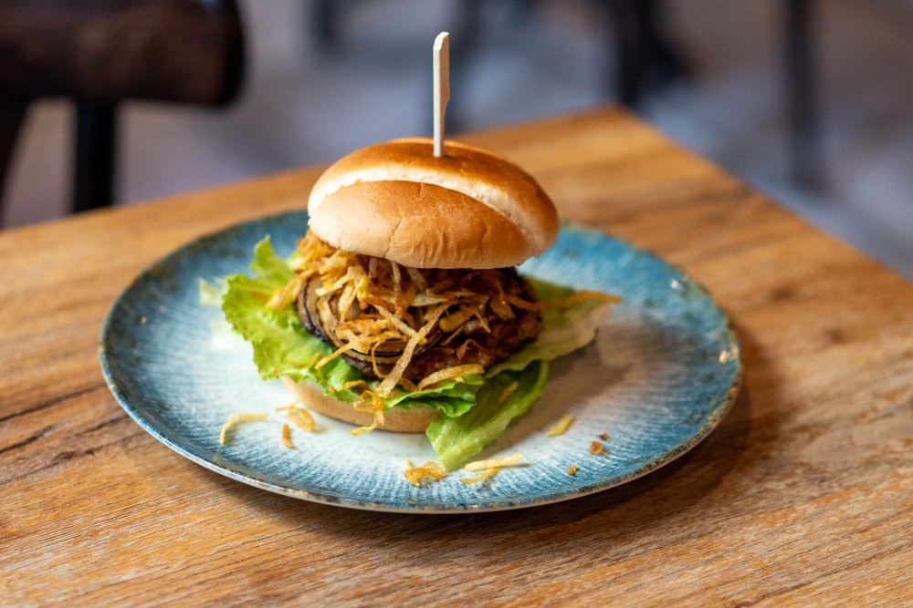 FRITA CUBANA neboli kubánský hamburger s pečenou cibulí, smaženou bramborovou slámou, a steakovou salsou