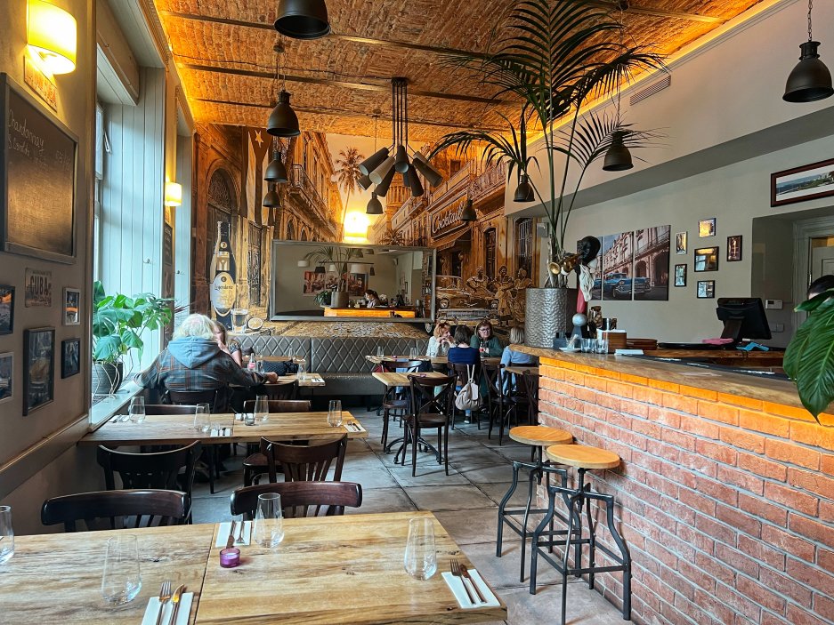 Jediná kubánská restaurace v Praze má tak trochu atmosféru staré Havany z hemingwayovských románů - lehce nostalgickou, trochu zasněnou a protkanou vůní grilovaného masa, rajčat, mořských plodů, citrusů a voňavého rumu. 