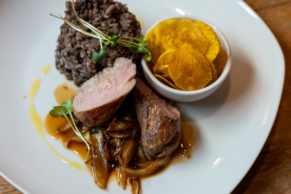 LOMO DE CERDO ASADAS EN SU JUGO neboli pečená vepřová panenka na cibuli a citrónech s moros y cristianos a smaženými chipsy z platano banánů