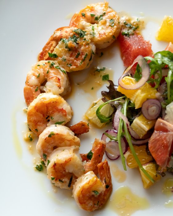 CAMARONES AL AJILLO neboli pečené tygří krevety na česneku s tropickým salátem