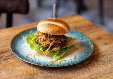 FRITA CUBANA neboli kubánský hamburger s pečenou cibulí, smaženou bramborovou slámou, a steakovou salsou