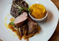 LOMO DE CERDO ASADAS EN SU JUGO neboli pečená vepřová panenka na cibuli a citrónech s moros y cristianos a smaženými chipsy z platano banánů