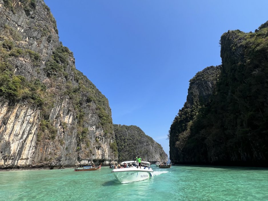 Ostrov Phuket: Thajci si ze strachu z covidu drží od cizinců odstup. 