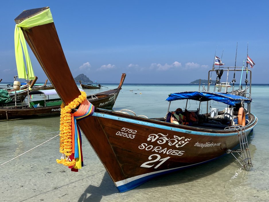 Turistický ráj, ostrov Phuket, po letech s pandemií opět přivítal turisty. 