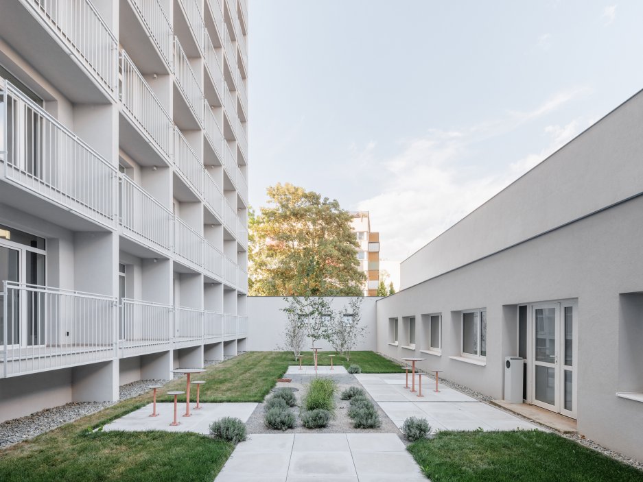 Projekt ukazuje, že i zdánlivě obyčejný panelový dům může být základem kvalitní současné architektury.