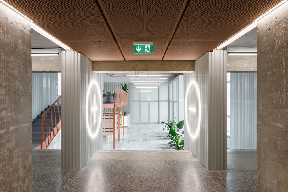 Nové materiály, jako tahokov a vlnitý plech, vstupují do domu současným architektonickým jazykem.