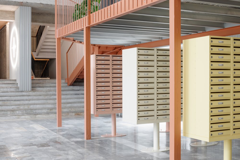 Původní terrazzo ve společných prostorách bylo repasováno a znovu se stalo důležitou součástí interiéru.