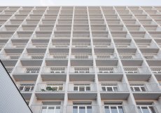 Atrium Architekti zachovali výrazný betonový rastr fasády a proměnili ho v hlavní identitu domu.
