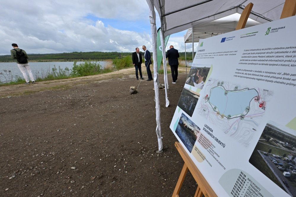 Na Sokolovsku začala stavba stezky kolem jezera Medard za 658 milionů korun