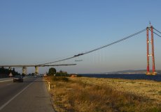 Rozpětí mezi pilíři činí 2023 metrů, což je o několik desítek metrů více než v případě japonského mostu Akaši Kaikjó.