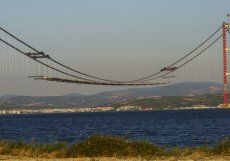 Vybudování mostu trvalo pět let a náklady na jeho stavbu se vyšplhaly na 3,4 miliardy dolarů (76,5 miliardy korun).