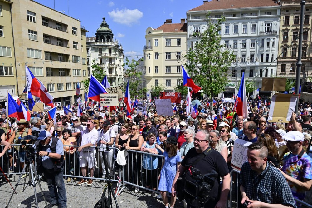 Odpůrci sjezdu sudetských Němců zaplnili Dominikánské náměstí v Brně