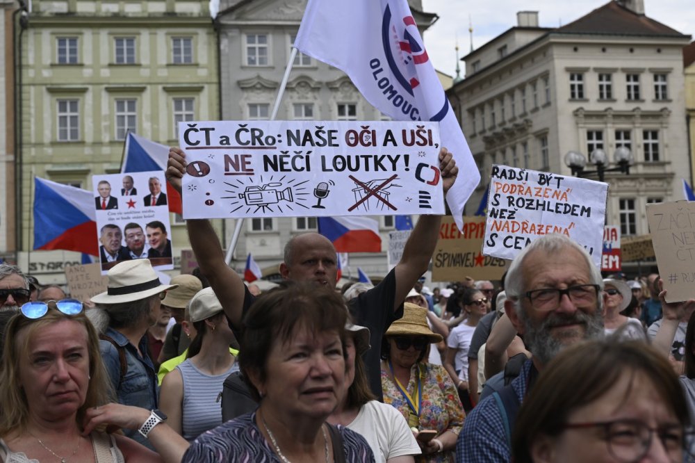 V centru Prahy na akci spolku Milion chvilek protestují lidé na podporu ČT a ČRo