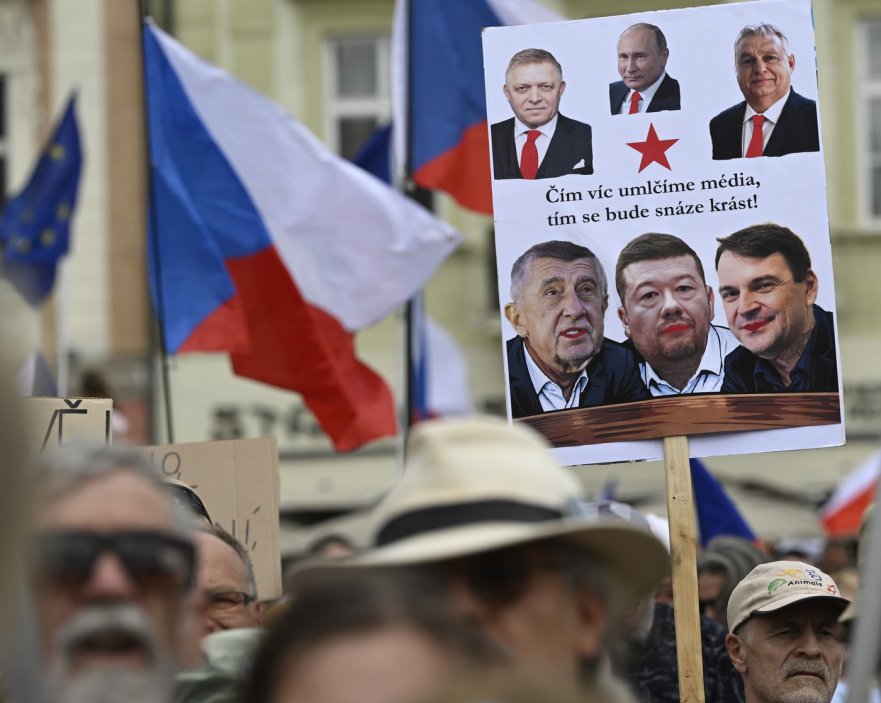 V centru Prahy na akci spolku Milion chvilek protestují lidé na podporu ČT a ČRo