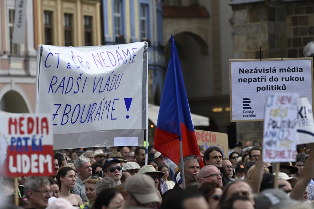 V centru Prahy na akci spolku Milion chvilek protestují lidé na podporu ČT a ČRo