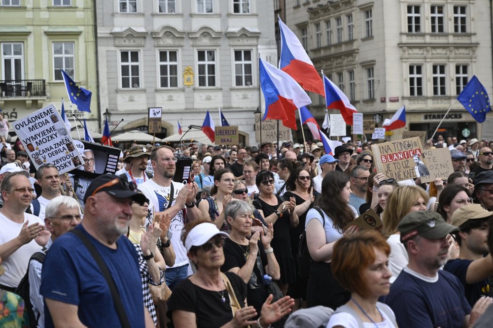 V centru Prahy na akci spolku Milion chvilek protestují lidé na podporu ČT a ČRo