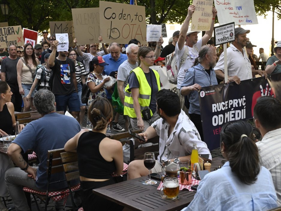 V centru Prahy na akci spolku Milion chvilek protestují lidé na podporu ČT a ČRo