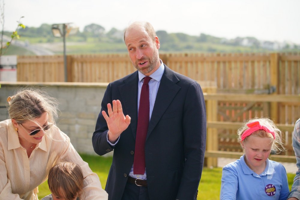 Princ z Walesu, v Cornwallu známý také jako vévoda z Cornwallu, hovoří se zaměstnanci během návštěvy nové rezidenční výstavby Cornwallského vévodství v Tretherrasu v Cornwallu. Návštěva připomněla závěrečnou fázi projektu v Nansledanu, který zahrnuje i domy speciálně navržené pro řešení bezdomovectví.