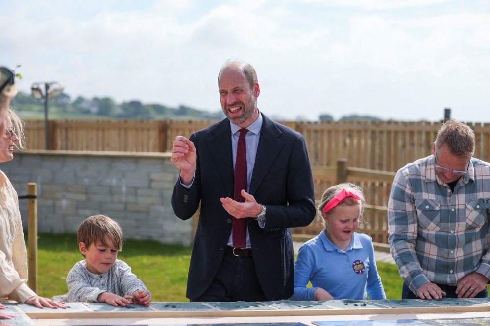 Princ z Walesu, v Cornwallu známý také jako vévoda z Cornwallu, hovoří se zaměstnanci během návštěvy nové rezidenční výstavby Cornwallského vévodství v Tretherrasu v Cornwallu. Návštěva připomněla závěrečnou fázi projektu v Nansledanu, který zahrnuje i domy speciálně navržené pro řešení bezdomovectví.