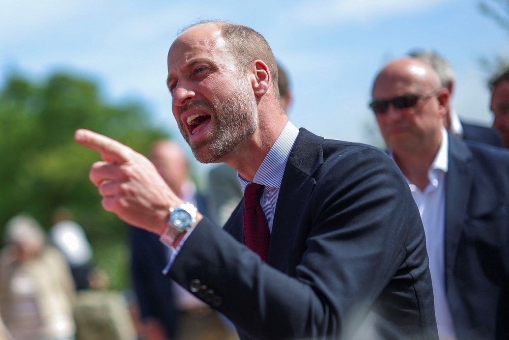 Princ z Walesu, v Cornwallu známý také jako vévoda z Cornwallu, hovoří se zaměstnanci během návštěvy nové rezidenční výstavby Cornwallského vévodství v Tretherrasu v Cornwallu. Návštěva připomněla závěrečnou fázi projektu v Nansledanu, který zahrnuje i domy speciálně navržené pro řešení bezdomovectví.