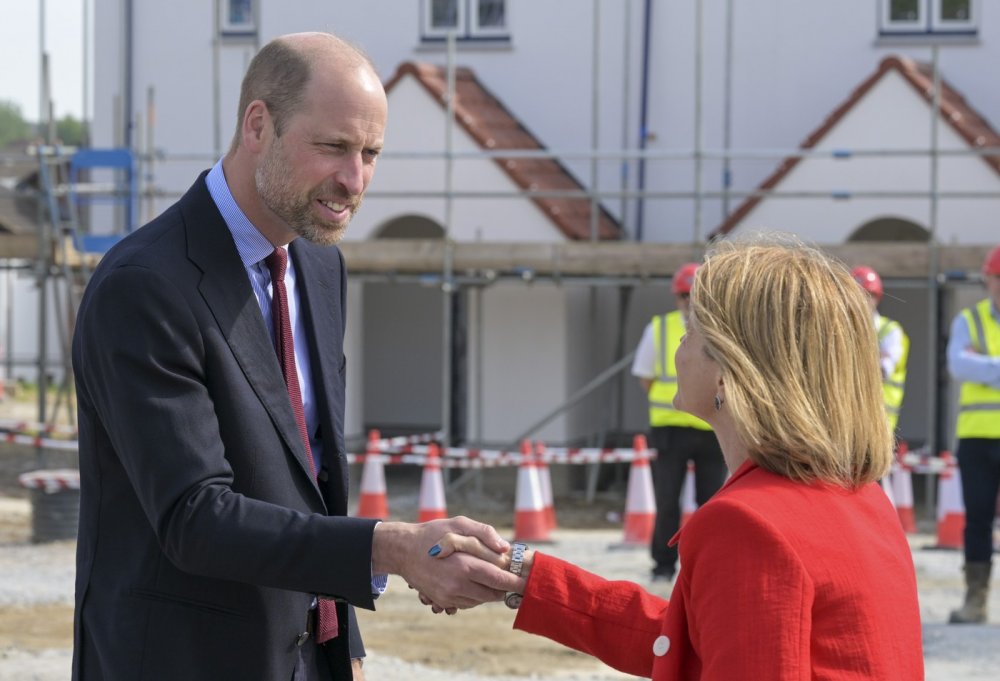 Princ z Walesu, v Cornwallu známý také jako vévoda z Cornwallu, hovoří se zaměstnanci během návštěvy nové rezidenční výstavby Cornwallského vévodství v Tretherrasu v Cornwallu. Návštěva připomněla závěrečnou fázi projektu v Nansledanu, který zahrnuje i domy speciálně navržené pro řešení bezdomovectví.