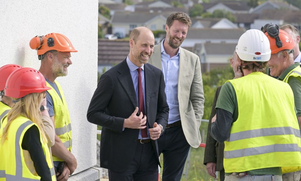 Princ z Walesu, v Cornwallu známý také jako vévoda z Cornwallu, hovoří se zaměstnanci během návštěvy nové rezidenční výstavby Cornwallského vévodství v Tretherrasu v Cornwallu. Návštěva připomněla závěrečnou fázi projektu v Nansledanu, který zahrnuje i domy speciálně navržené pro řešení bezdomovectví.