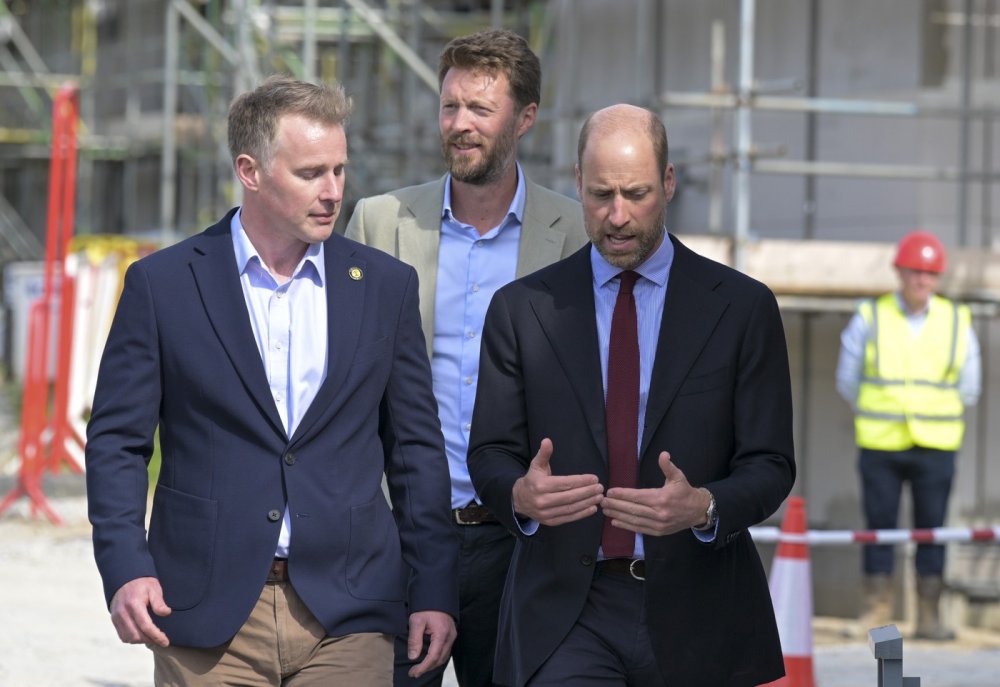 Princ z Walesu, v Cornwallu známý také jako vévoda z Cornwallu, hovoří se zaměstnanci během návštěvy nové rezidenční výstavby Cornwallského vévodství v Tretherrasu v Cornwallu. Návštěva připomněla závěrečnou fázi projektu v Nansledanu, který zahrnuje i domy speciálně navržené pro řešení bezdomovectví.