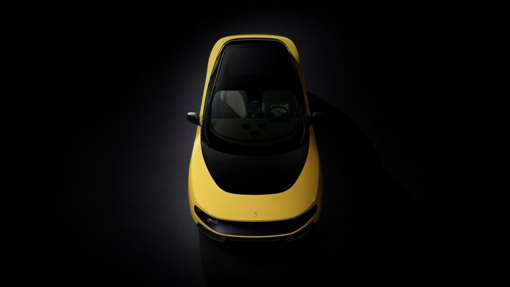 Ferrari představilo svůj první plně elektrický vůz. Model Luce má stát přes 13 milionů korun, nabídnout dojezd 530 kilometrů a značce pomoci oslovit novou generaci bohatých zákazníků. Automobilka ale zároveň mírní své elektrické plány.