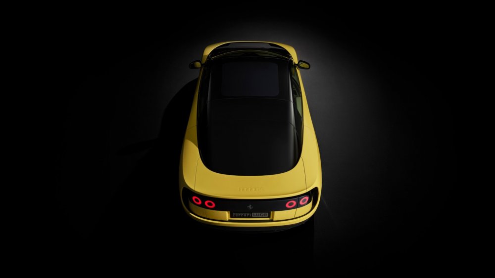 Ferrari představilo svůj první plně elektrický vůz. Model Luce má stát přes 13 milionů korun, nabídnout dojezd 530 kilometrů a značce pomoci oslovit novou generaci bohatých zákazníků. Automobilka ale zároveň mírní své elektrické plány.