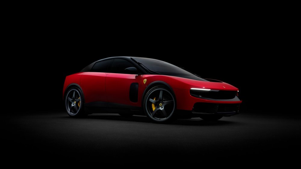 Ferrari představilo svůj první plně elektrický vůz. Model Luce má stát přes 13 milionů korun, nabídnout dojezd 530 kilometrů a značce pomoci oslovit novou generaci bohatých zákazníků. Automobilka ale zároveň mírní své elektrické plány.