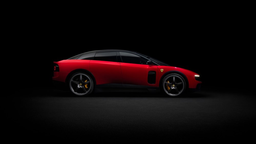 Ferrari představilo svůj první plně elektrický vůz. Model Luce má stát přes 13 milionů korun, nabídnout dojezd 530 kilometrů a značce pomoci oslovit novou generaci bohatých zákazníků. Automobilka ale zároveň mírní své elektrické plány.