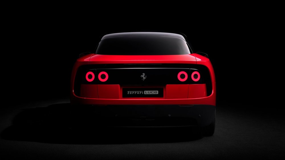 Ferrari představilo svůj první plně elektrický vůz. Model Luce má stát přes 13 milionů korun, nabídnout dojezd 530 kilometrů a značce pomoci oslovit novou generaci bohatých zákazníků. Automobilka ale zároveň mírní své elektrické plány.
