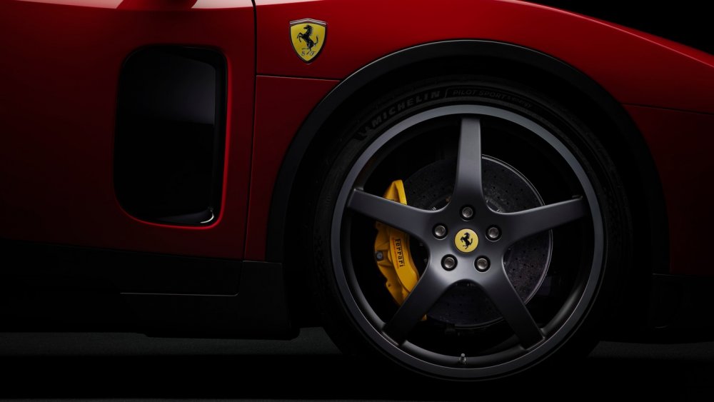 Ferrari představilo svůj první plně elektrický vůz. Model Luce má stát přes 13 milionů korun, nabídnout dojezd 530 kilometrů a značce pomoci oslovit novou generaci bohatých zákazníků. Automobilka ale zároveň mírní své elektrické plány.