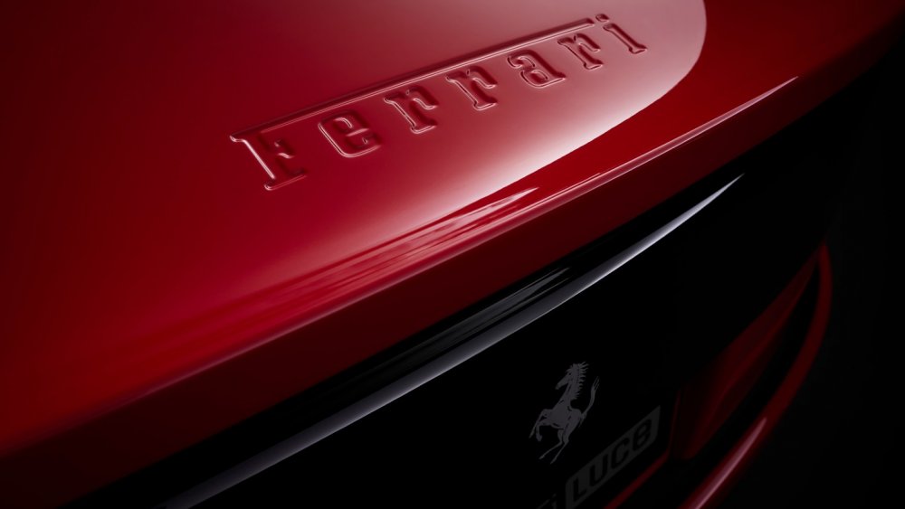 Ferrari představilo svůj první plně elektrický vůz. Model Luce má stát přes 13 milionů korun, nabídnout dojezd 530 kilometrů a značce pomoci oslovit novou generaci bohatých zákazníků. Automobilka ale zároveň mírní své elektrické plány.